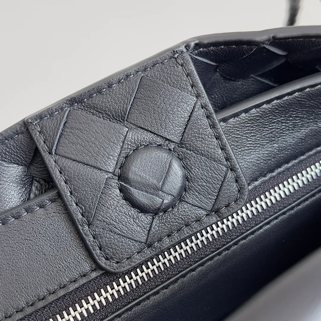 The 2023 new Andiamo batch of 1860 BV has been shipped‼ ️Really popular🔥The new Andiamo woven handbag launched by Bottega Veneta this season is really popular all over the world! ! Celebrities at home and abroad have worn it, and Oscar-winning actress Michelle Yeoh has taken it out on the street. Song Jia, Trai Yara, Yu Feihong, Sanji Ayaka, Rosie Hunting-Whiteley, Yoshioka Riho, etc. have all picked up this bag. It is classic and versatile, showing off its temperament, and the bag capacity is also large, which is very convenient for daily commuting! ! A variety of carrying methods, the shoulder straps can be adjusted by yourself, the original lambskin feels soft and delicate, and the neutral style is made to break gender boundaries and bring a more practical and longer-lasting use experience. Andiamo, which has both elegant and casual styles, perfectly interprets the true appearance of "fashionable old money style". Style number: 743568 Size: 25*22*10.5cm